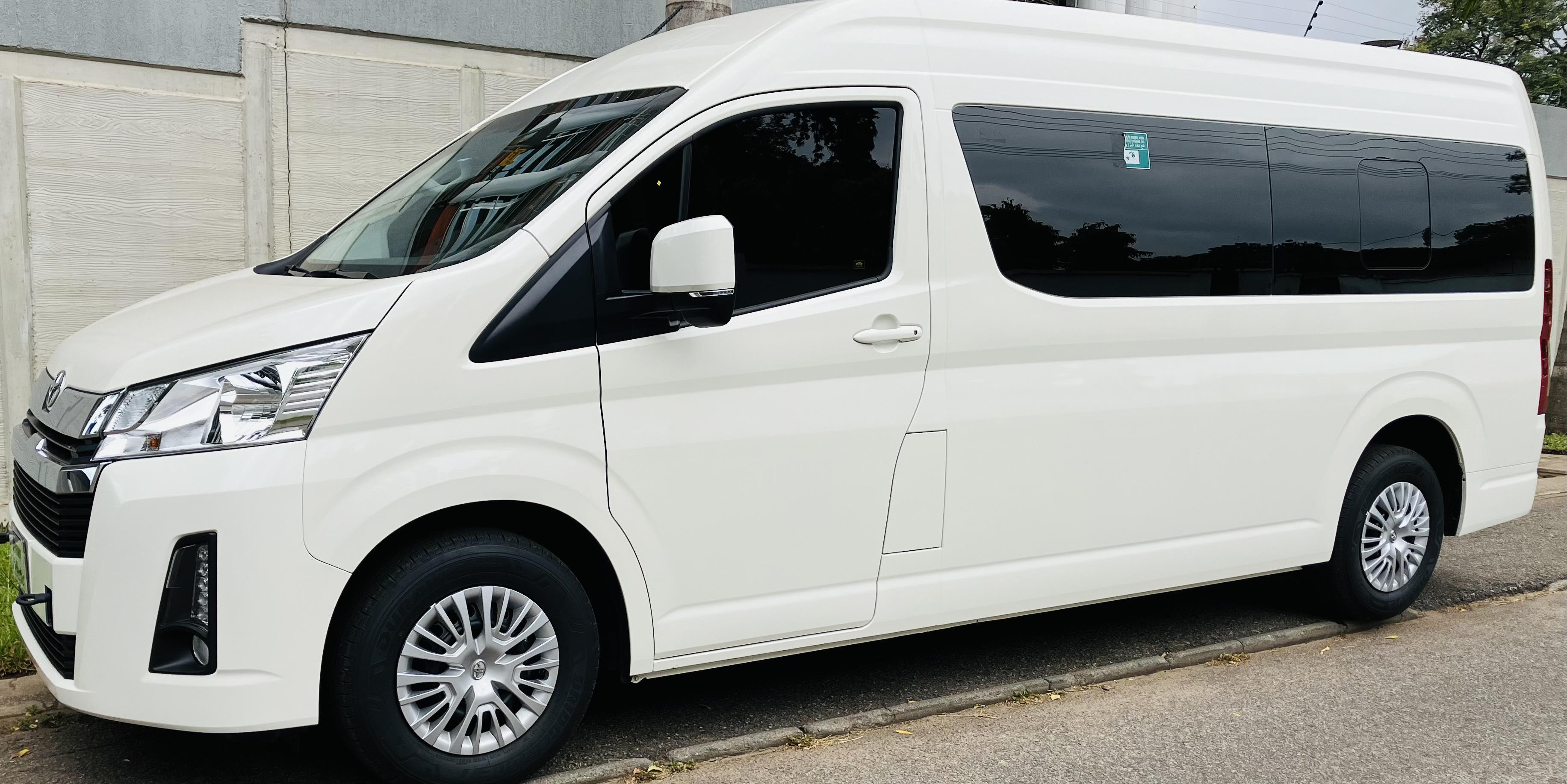 Toyota HiAce angle 1